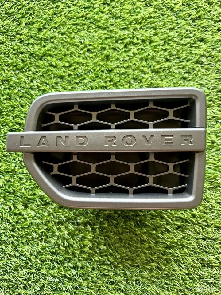 Решетки в крылья левая Land Rover Discovery 4